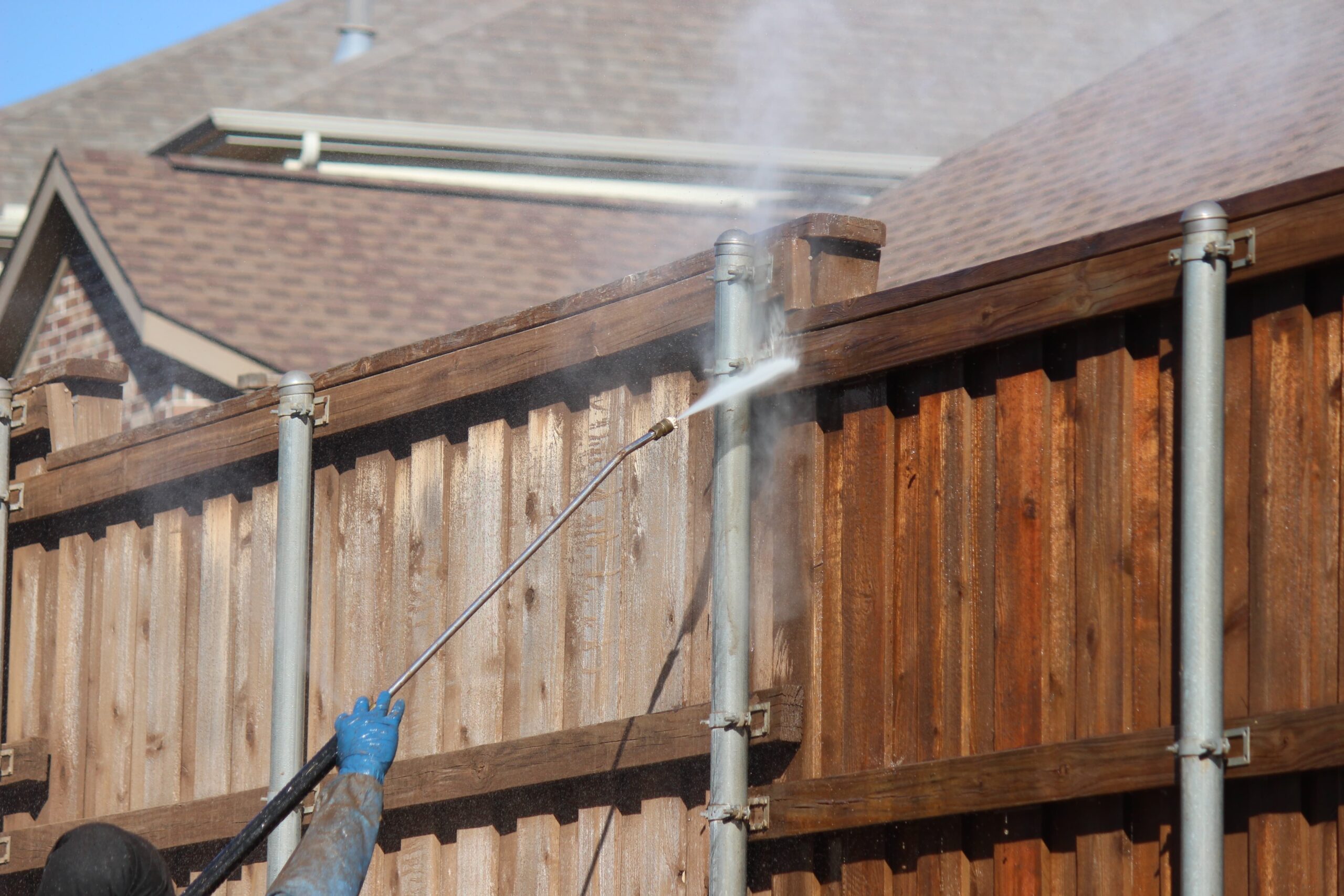 Fence and gate pressure washing cleaning service